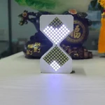 Moderner LED-Zeitmesser mit geometrischem Muster, leuchtend in Weiß und Gelb, ideal für wissenschaftliche Dekorationen und innovative Raumgestaltung.