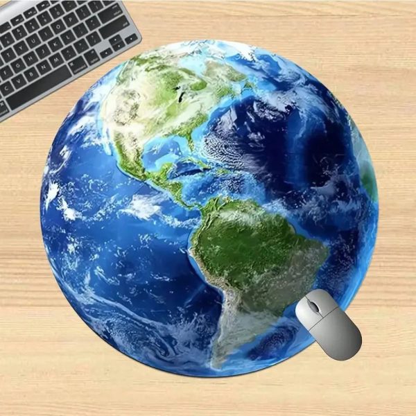 Realistische Weltkugel mit Maus und Tastatur auf Holzoberfläche, symbolisiert globale Wissenschaft und Technologie.