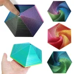 Bunte, spiralförmige Kunststoffobjekte in verschiedenen Farben und Mustern, die optisch faszinieren. Perfekt für Dekorationen oder wissenschaftliche Experimente.