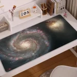 Raumgalaxie mit Spiralnebel, perfekt als kreative und inspirierende Schreibtischmatte für Wissenschafts- und Astronomie-Enthusiasten.