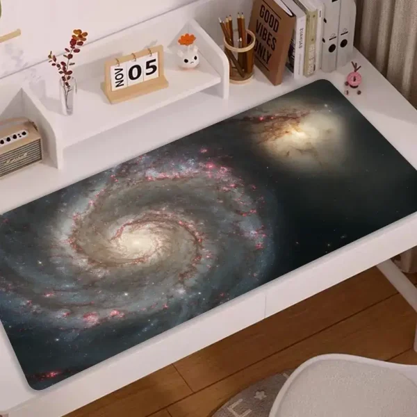 Raumgalaxie mit Spiralnebel, perfekt als kreative und inspirierende Schreibtischmatte für Wissenschafts- und Astronomie-Enthusiasten.