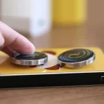 Zwei magnetische Spielzeuge auf einer Oberfläche, die durch Magnetkraft zusammengehalten werden, ideal für wissenschaftliche Experimente und pädagogische Zwecke.