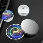 Magnetset mit galaktischem Design, bestehend aus zwei runden Magneten mit buntem, spiralförmigem Sternenhimmel-Motiv, ideal für Dekoration und wissenschaftliche Experimente.