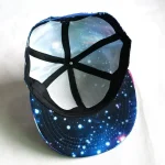 Hochwertiger Cap mit Galaxy-Design, inspiriert von Sternenhimmel und Weltraum. Perfekt für Science-Fans und Astronomie-Enthusiasten, die ihren Stil mit einem wissenschaftlichen Touch unterstreichen mö.