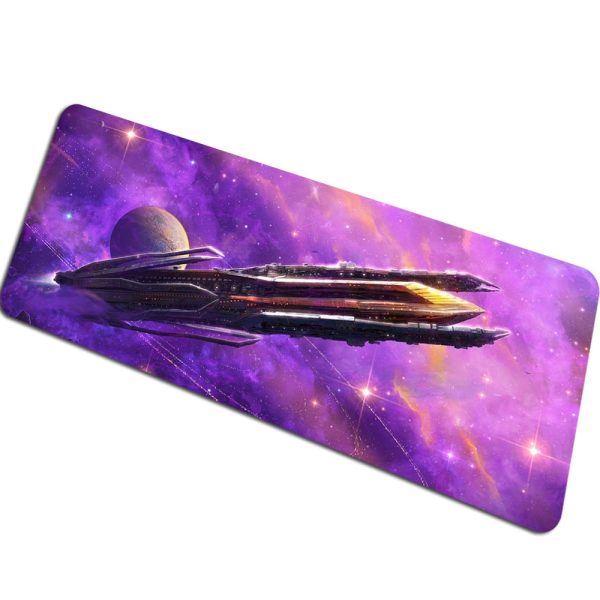 Raumschiff vor einem bunten, sternenklaren Universum mit Planeten und Galaxien im Hintergrund.