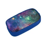 Schlamperetui mit Weltraumgalaxie-Design, ideal für Schüler und Wissenschaftsbegeisterte, mit bunten Sternen und Nebeln auf blauem Hintergrund.