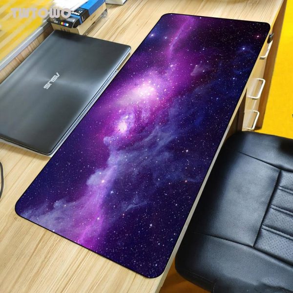 Raumfahrt-Design Schreibtischmatte mit Galaxie-Motiv, ideal für Wissenschafts- und Astronomie-Enthusiasten, schützt den Tisch und bietet eine inspirierende Arbeitsfläche.