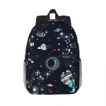 Rucksack mit Weltraum-Design, zeigt Planeten, Sterne und Galaxien auf dunklem Hintergrund, ideal für Wissenschafts- und Astronomie-Enthusiasten.