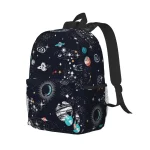Rucksack mit Weltraummotiv, zeigt Planeten, Sterne und Galaxien auf schwarzem Hintergrund, ideal für Wissenschafts- und Astronomie-Enthusiasten.