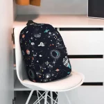 Rucksack mit Weltraummotiv, gestaltet mit Planeten, Sternen und Galaxien auf schwarzem Hintergrund, ideal für Wissenschafts- und Astronomie-Enthusiasten.