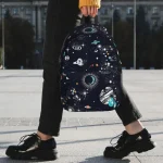 Rucksack mit Weltraummotiv, zeigt Planeten, Sterne und Galaxien, ideal für Kinder, die Astronomie lieben. Perfekt für Schule, Freizeit und Abenteuer.