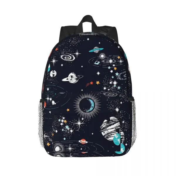 Rucksack mit Weltraum-Design, zeigt Planeten, Sterne und Galaxien auf dunklem Hintergrund, ideal für Wissenschafts- und Astronomie-Enthusiasten.