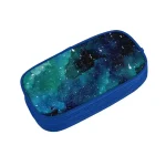 Schulranzen mit Weltraum-Design, ideal für Schüler, mit buntem Galaxie-Motiv in Blau und Grün. Perfekt für den Schulalltag, langlebig und stilvoll.