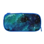 Schreibetui mit Weltraumdesign, das einen Sternenhimmel mit Galaxien und Sternen zeigt, ideal für Schüler und Wissenschaftsbegeisterte.