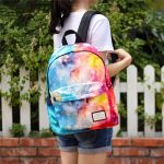 Bunter Rucksack mit Weltraum-Motiv, ideal für Schule und Freizeit, zeigt ein farbenfrohes Universum mit Sternen und Nebeln.
