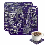 Künstliches Schaltkreis-Design auf blauer Leiterplatte mit Kaffeetasse auf passendem Untersetzer, ideal für Technik- und Kaffeeliebhaber.