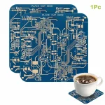 Hochwertige Kunststoffplatte mit Schaltkreis-Design, perfekt für Wissenschafts- und Technikliebhaber, kombiniert mit einer Tasse Kaffee auf einem passenden Untersetzer.