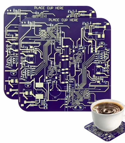 Künstliches Schaltkreis-Design auf blauer Leiterplatte mit Kaffeetasse auf passendem Untersetzer, ideal für Technik- und Kaffeeliebhaber.