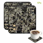 Hochwertige Schaltkreis-Platine als dekoratives Wissenschafts-Gadget, kombiniert mit einer Kaffeetasse auf einem passenden Untersetzer, ideal für Technik- und Kaffeeliebhaber.