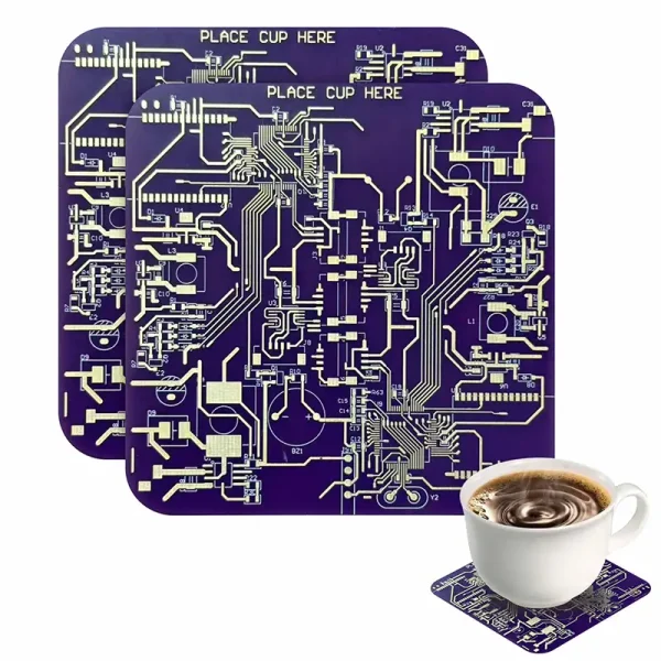 Künstliches Schaltkreis-Design auf blauer Leiterplatte mit Kaffeetasse auf passendem Untersetzer, ideal für Technik- und Kaffeeliebhaber.
