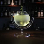 Elegantes wissenschaftliches Glas mit Wasser und grüner Pflanze, ideal für Dekoration und wissenschaftliche Präsentationen.