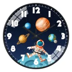 Wanduhr mit einem Weltraumthema, zeigt Planeten und einen Astronauten auf einem Mond. Perfekt für Wissenschafts- und Dekorationsliebhaber, die das Universum in ihrem Zuhause präsentieren möchten.