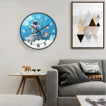 Wanduhr mit Astronautenmotiv, ideal für Kinderzimmer oder Wissenschaftsraum, mit blauer Hintergrundfarbe und Weltraummotiven, modernes Design für Wissenschafts- und Dekorationsliebhaber.