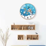 Hochwertige Weltraum-Uhr mit Astronaut und Planeten, perfekt für Kinderzimmer oder Wissenschaftsraum.