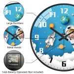 Raumfahrt-Uhr mit Weltraummotiv, Raketen, Planeten und Astronauten, ideal für Wissenschafts- und Dekorationszwecke.