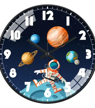Wanduhr mit einem Weltraumthema, zeigt Planeten und einen Astronauten auf einem Mond. Perfekt für Wissenschafts- und Dekorationsliebhaber, die das Universum in ihrem Zuhause präsentieren möchten.