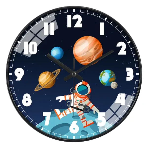 Wanduhr mit einem Weltraumthema, zeigt Planeten und einen Astronauten auf einem Mond. Perfekt für Wissenschafts- und Dekorationsliebhaber, die das Universum in ihrem Zuhause präsentieren möchten.