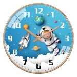 Wanduhr mit Astronaut, Rakete und Planeten im Weltraumdesign, ideal für Wissenschafts- und Dekorationsliebhaber, mit blauer Hintergrund und kindlichem Motiv.