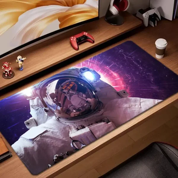 Hochwertiges Mauspad mit Astronauten-Design, ideal für Science-Fans und Gamer, bietet eine glatte Oberfläche für präzises Arbeiten und ein beeindruckendes Weltraum-Motiv.