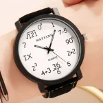 Armbanduhr mit mathematischen und wissenschaftlichen Symbolen, inklusive Wurzeln, Brüche und Gleichungen, als dekoratives Element für Wissenschafts- und Technikliebhaber.