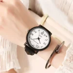 Moderne Schweizer Armbanduhr mit schwarzem Lederarmband, zeigt Datum, Uhrzeit und Temperatur, ideal für stilbewusste Träger.