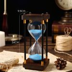 Dekorativer Sanduhr-Timer mit blauer Sandfüllung, aus Glas und Holz, ideal für wissenschaftliche Dekorationen und als Geschenk.