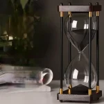 Eleganter Sanduhr-Timer mit Glasbehältern, Holzrahmen und goldfarbenen Akzenten, ideal für wissenschaftliche Dekorationen und stilvolle Raumgestaltung.