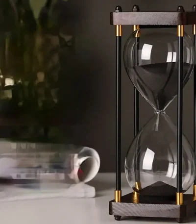 Eleganter Sanduhr-Timer mit Glasbehältern, Holzrahmen und goldfarbenen Akzenten, ideal für wissenschaftliche Dekorationen und stilvolle Raumgestaltung.
