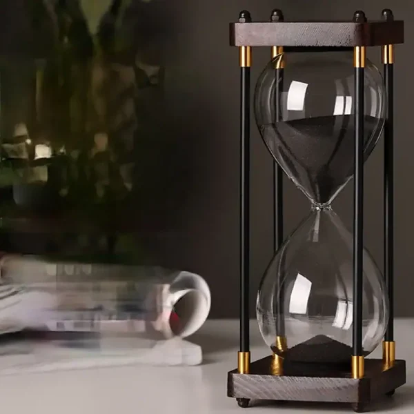 Eleganter Sanduhr-Timer mit Glasbehältern, Holzrahmen und goldfarbenen Akzenten, ideal für wissenschaftliche Dekorationen und stilvolle Raumgestaltung.