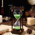 Eleganter Sanduhr-Timer mit grünen Sandkörnern, Holzrahmen und schwarzen Stäben, ideal für wissenschaftliche Dekorationen und Zeitmanagement.