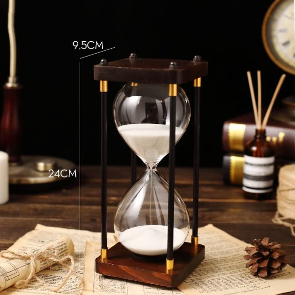 Elegante Sanduhr mit Holzrahmen und weißem Sand, ideal für wissenschaftliche Dekorationen und als stilvolles Accessoire in Ihrem Raum.