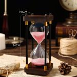 Eleganter Sanduhr-Timer mit rosa Sand, bestehend aus Glas, Holz und Metall, ideal für wissenschaftliche Dekorationen und als stilvolles Accessoire.