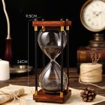 Eleganter Sanduhr-Timer mit Holzrahmen und Glasbehälter, ideal für wissenschaftliche Dekorationen und als stilvolles Accessoire.