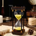 Sanduhr mit Holzrahmen, gelbem Sand und schwarzem Stand, Maße 24 cm x 9,5 cm, perfekt für wissenschaftliche Dekorationen oder als Lernhilfe.
