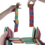 Magnetische Bausteine in bunten Farben, die schwerelos in der Luft schweben, zeigen die faszinierende Kraft magnetischer Anziehung. Perfekt für Wissenschafts- und Bildungsgeschenke.