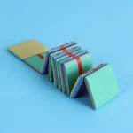 Bunte wissenschaftliche Spielzeugmodelle in einer Reihe, ideal für Dekoration oder Lernzwecke, auf hellem blauen Hintergrund.