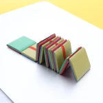 Hochwertiges wissenschaftliches Dekorationsstück mit bunten, geometrischen Elementen, ideal für Sammler und Wissenschaftsbegeisterte.
