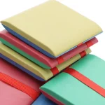 Bunte wissenschaftliche Notizbücher in verschiedenen Farben, ideal für Notizen und Experimente, mit elastischen Bändern zum sicheren Verschließen.