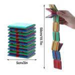 Bunte Stapelwürfel, die in der Hand gehalten werden, mit einer Höhe von 50 cm, ideal für wissenschaftliche und dekorative Zwecke.