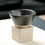 Hochwertiges wissenschaftliches Objekt in einer stilvollen Metallschale auf einem weißen Sockel, ideal für Dekoration und wissenschaftliche Sammlungen.